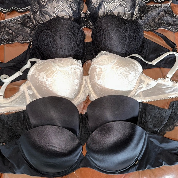 VICTORIA SECRET BRAS - 34DD - Picture 2 of 4